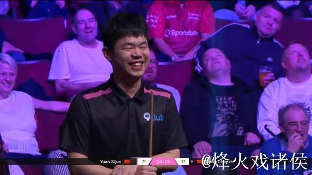 “再打两杆！”袁思俊示意全场观众为巩晨智助威，一片欢声笑语！