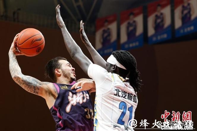 CBA常规赛激战:浙江稠州客场73 CBA常规赛激战:浙江稠州客场73